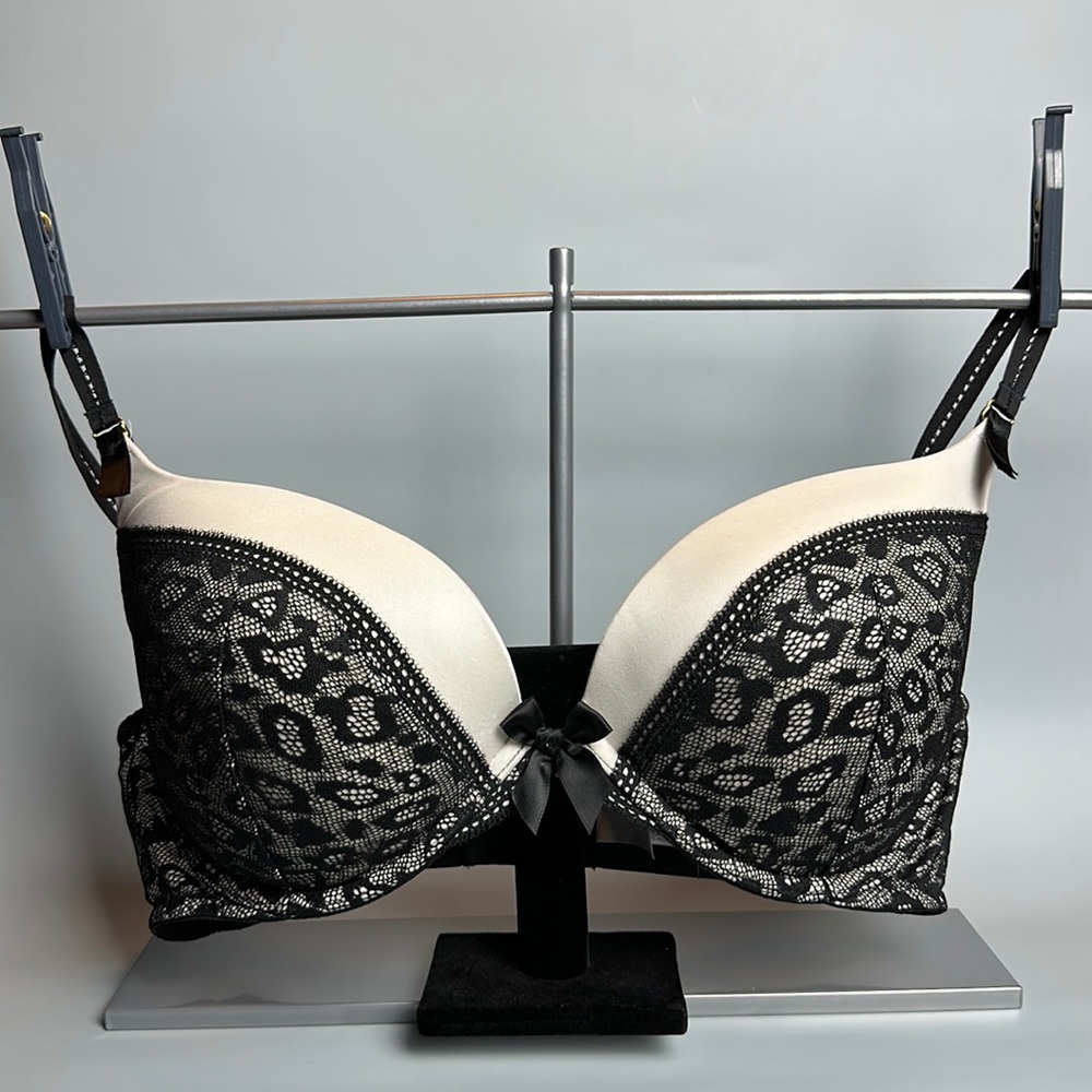 Victoria's Secret Very Sexy Plunge Black and White Lace Bra Size 38D